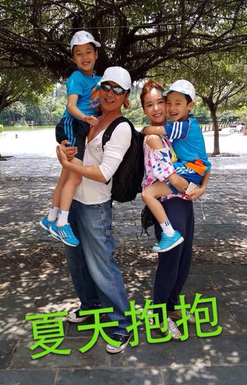 Ngô Giai Ni đã thông qua weibo đăng tải tấm hình gia đình 4 thành viên, dùng hành động thay cho lời nói, bác bỏ nguồn tin cô và Mã Cảnh Đào ly hôn