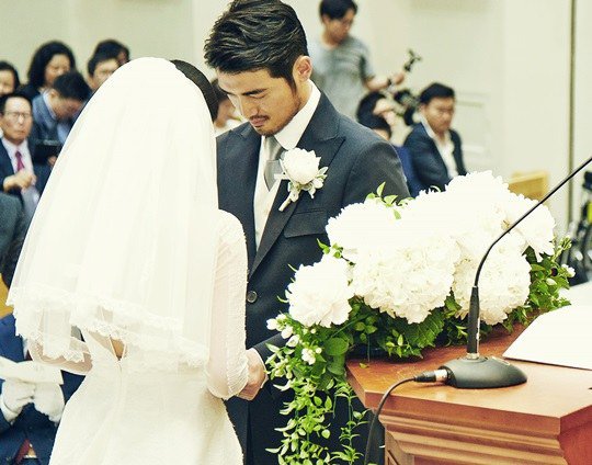 Hình ảnh Jang Yoon Ju cùng chồng làm lễ cưới