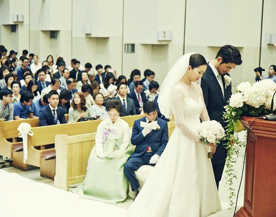 Hình ảnh Jang Yoon Ju cùng chồng làm lễ cưới