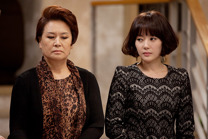 Mẹ chồng Chae Won (Jung Hye Sun đóng) và Kim Yoo Ri