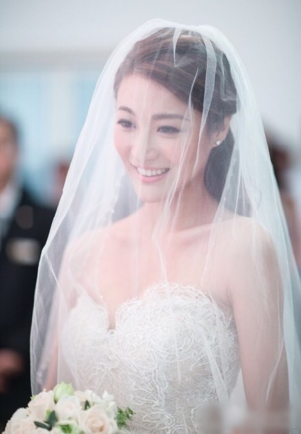 Lâm Hạ Vy xinh đẹp trong chiếc váy cưới