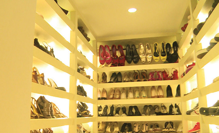 Trương Đình đã dành riêng một căn phòng nhỏ để chứa những đôi giày hiệu mà cô yêu thích