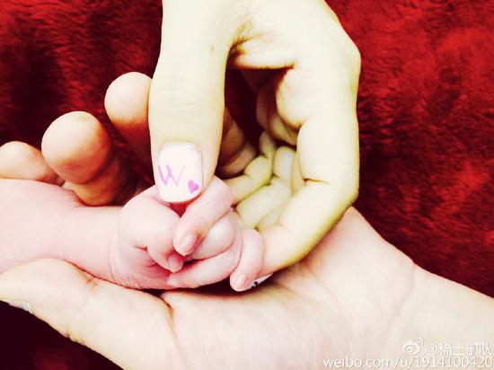 Sáng nay, Chương Tử Di đã bất ngờ khoe tấm ảnh gia đình với 3 bàn tay trên trang weibo, công bố tin vui đã lên chức làm mẹ